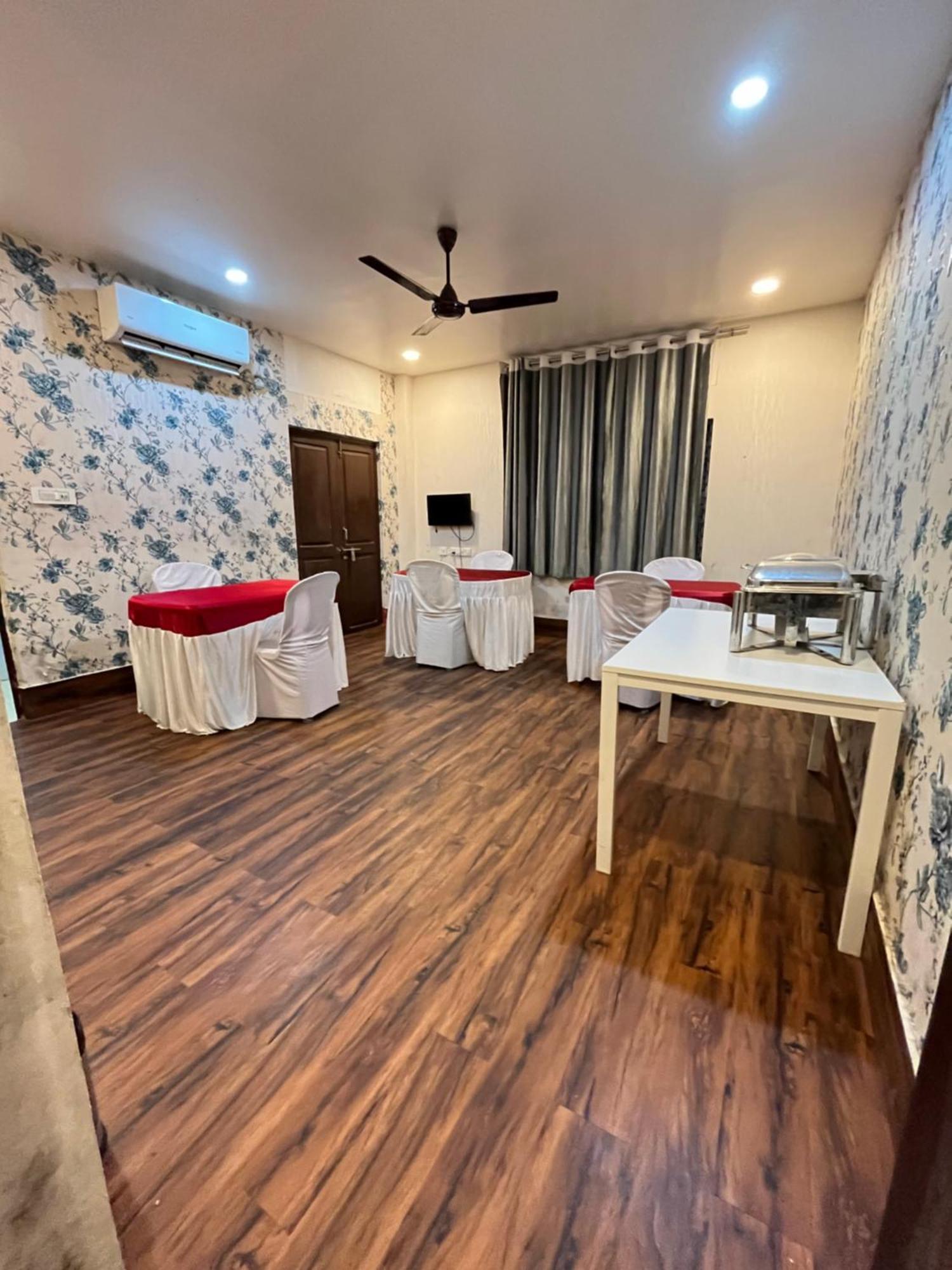 גווהטי Hotel Aditya Palace מראה חיצוני תמונה